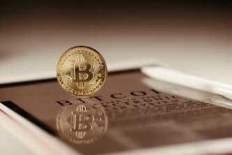关于安币APP下载的实拍场景，简洁明亮的工作台